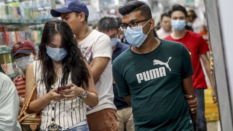 Personas completamente vacunadas ya no necesitarán mascarilla en espacios cerrados ni al aire libre
