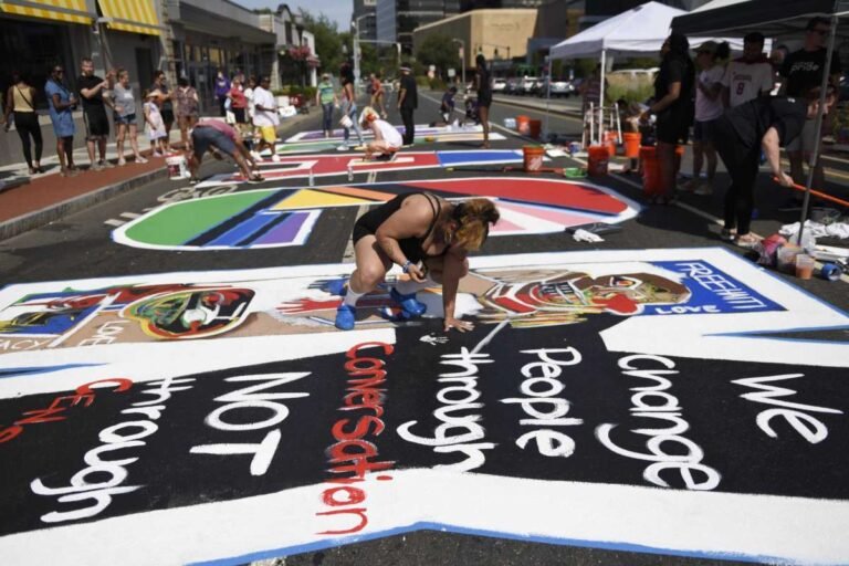 Artistas restauran mural Black Lives Matter de Stamford