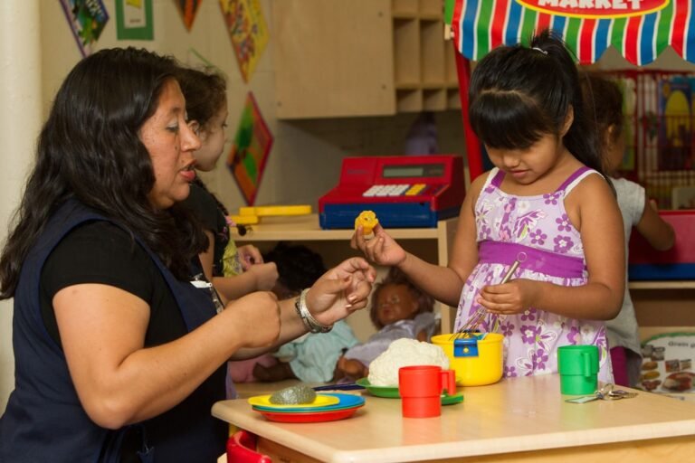 Gobernador anuncia $25 millones en becas de cuidado infantil para trabajadores esenciales