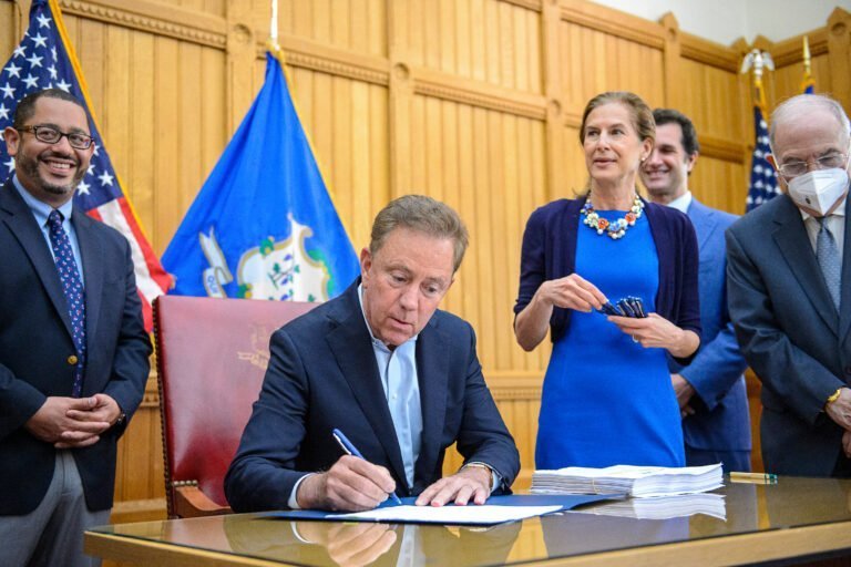 Gobernador firma ley que legaliza y regula de forma segura consumo de cannabis para adultos