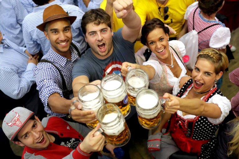 INFORME ESPECIAL Cerveza y cuidado gratuito de hijos, nuevos incentivos para vacunarse contra el COVID-19   