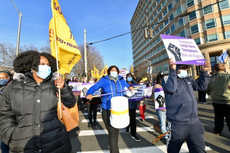 Logran acuerdo para evitar huelga de trabajadores de cuidado en el hogar