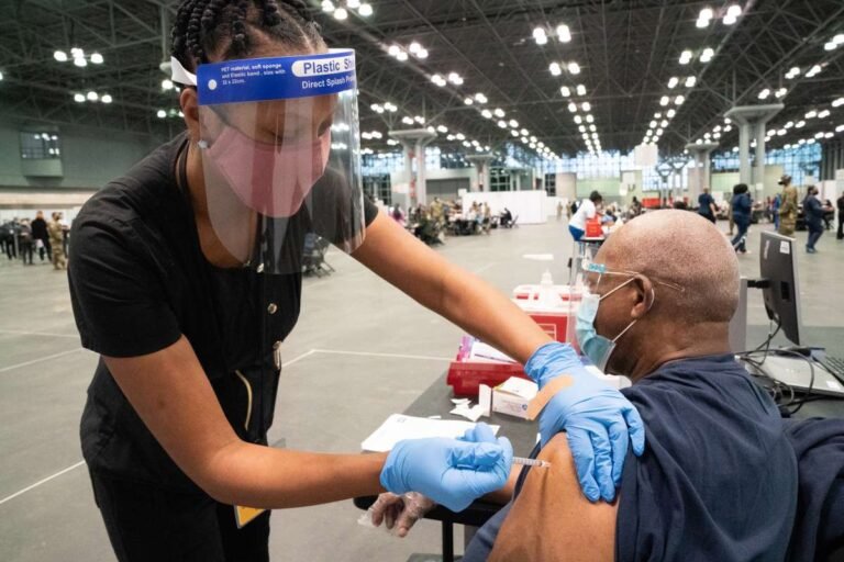 NY inicia cierre de centros masivos de vacunación para enfocarse en ciertos códigos postales