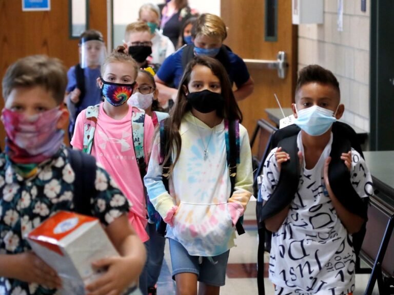 Padres quieren que estudiantes no sean obligados a usar mascaras en las escuelas