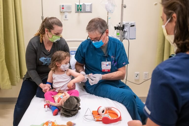 Pfizer comienza estudio de vacunas en niños más pequeños