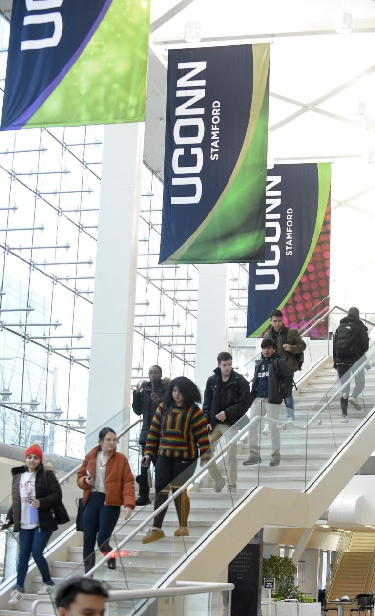 UConn se une a universidades que exigirán a sus estudiantes la vacuna contra el COVID-19