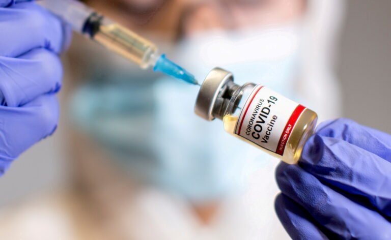 Vacunas caducadas contra COVID-19 fueron aplicadas a 899 personas, autoridades investigan