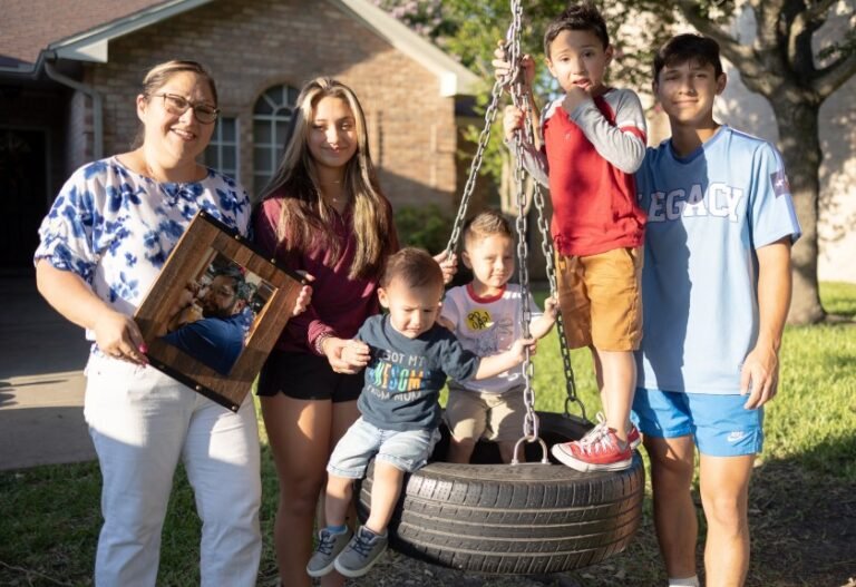 Miles de niños perdieron a sus padres por COVID. ¿Dónde está la ayuda?
