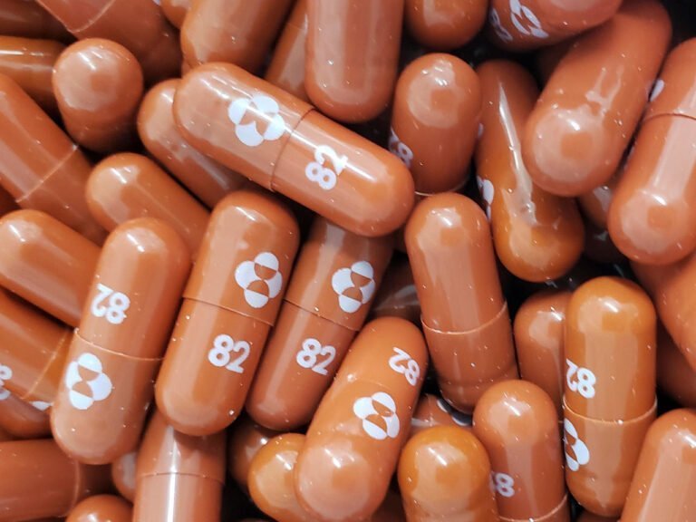 EEUU invertirá $3 mil 200 millones en el desarrollo de píldoras antivirales contra el COVID-19