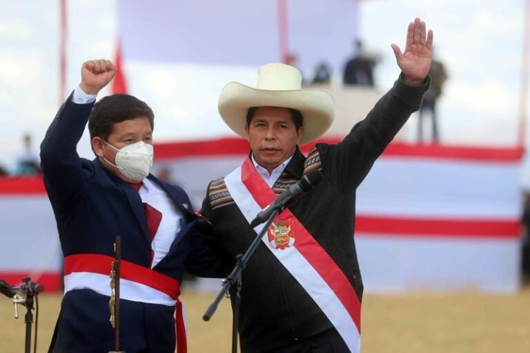 Pedro Castillo reta a opositores al conformar un gabinete de ala dura en Perú