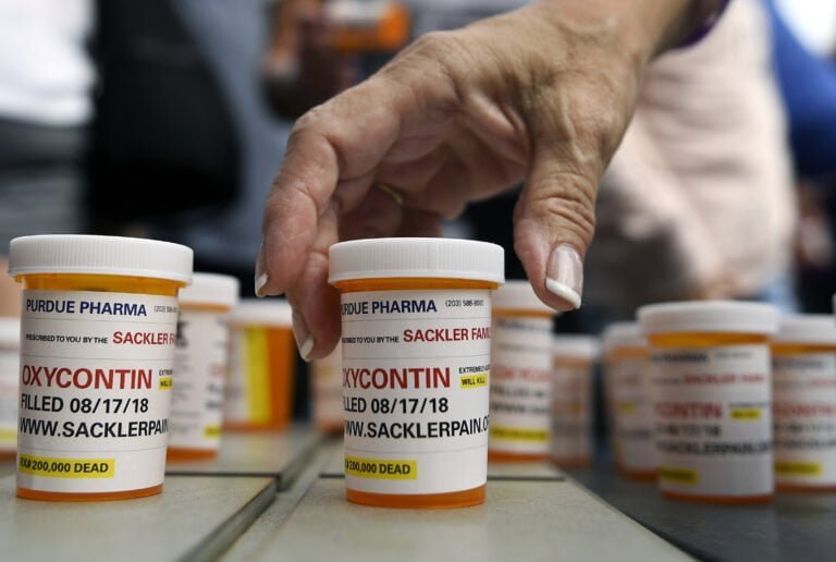 CT recibirá $300 millones de acuerdo nacional por reclamos de crisis de opioides