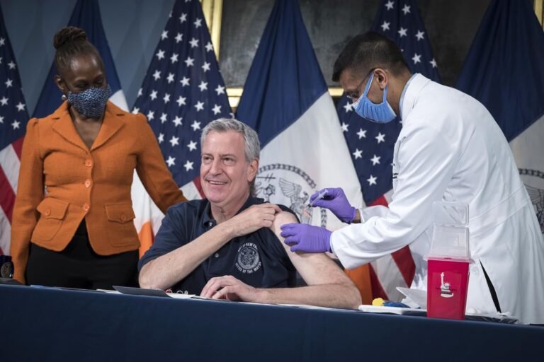 Ciudad de NY le pagará $100 dólares a quienes se vacunen contra el COVID-19