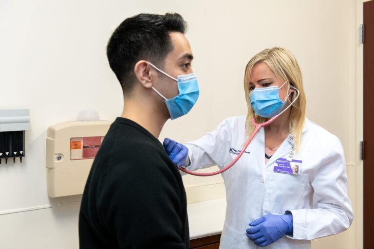 Compañías de seguros de salud proponen aumentos de tarifas para 2022