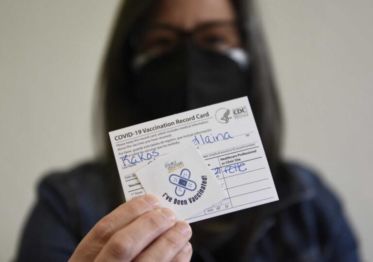 Condado insta a vacunarse contra el COVID-19