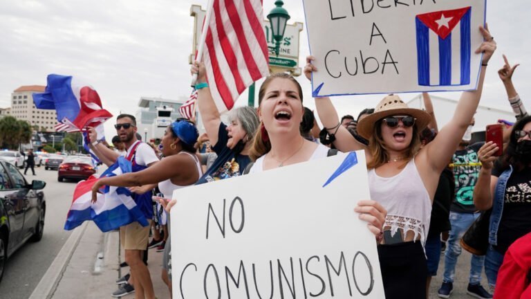 Cubanos protestan en Capitolio estatal