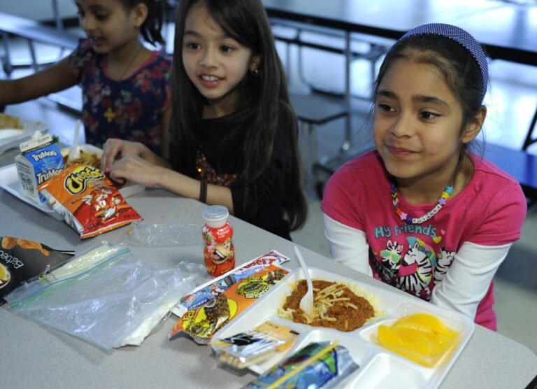 Firman ley que prohíbe a escuelas presentar demandas contra padres o tutores por comidas escolares no pagadas