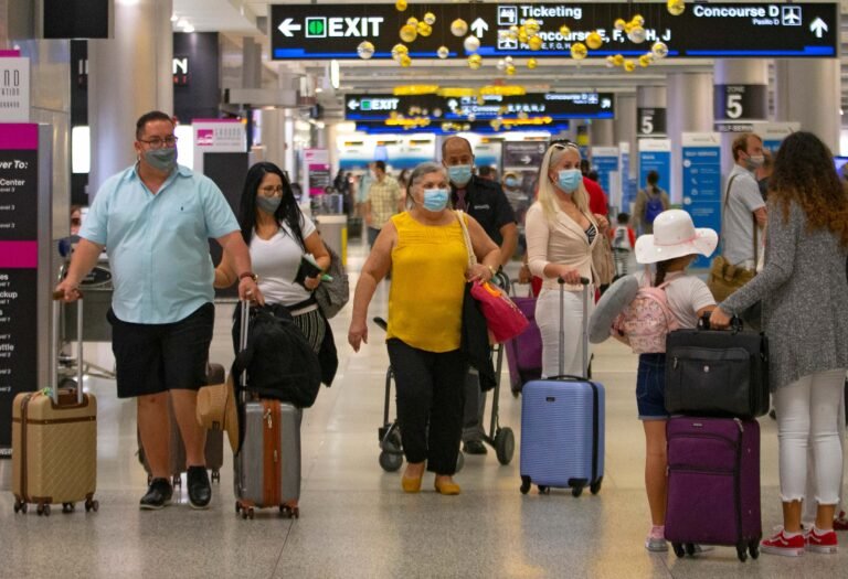 Gobernador contempla reimplantar restricciones de viaje tras aumento de casos de COVID-19