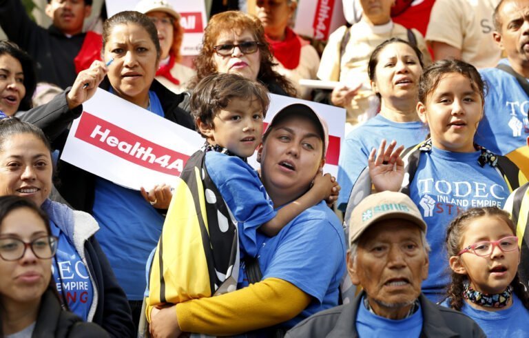 Indocumentados sin seguro médico viven con miedo e incertidumbre