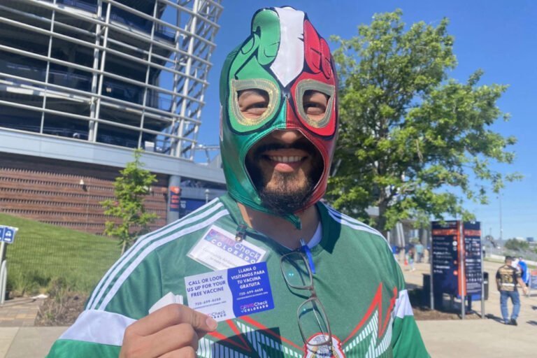 Fútbol, banderas y diversión: estrategias creativas para vacunar a los latinos