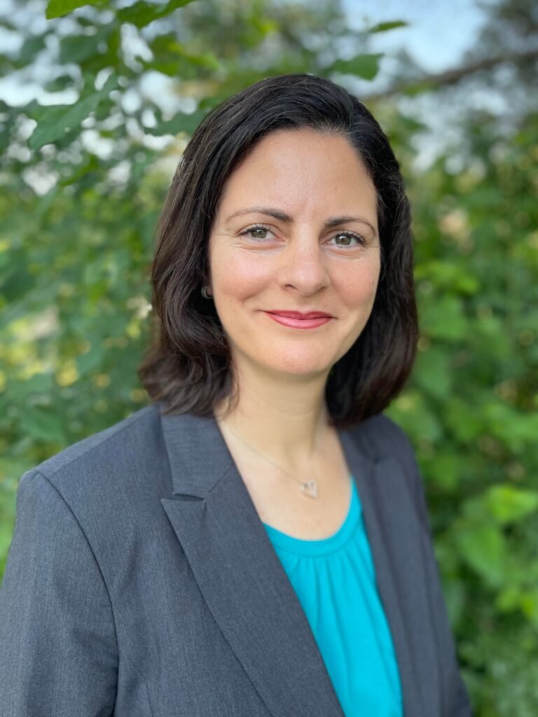 Nombran nueva superintendente escolar