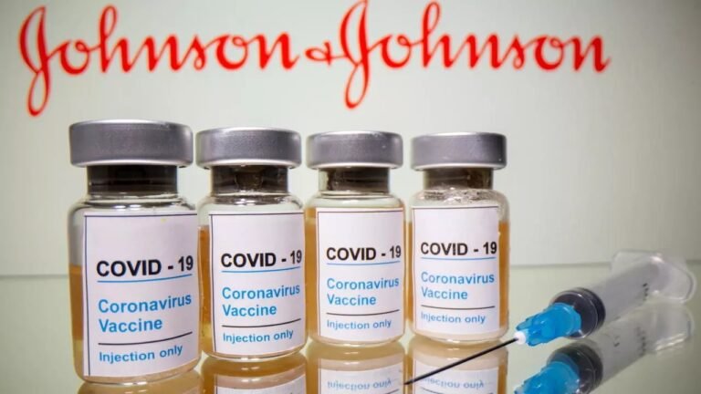 Vacuna Johnson & Johnson está vinculada con un trastorno raro, revelan expertos