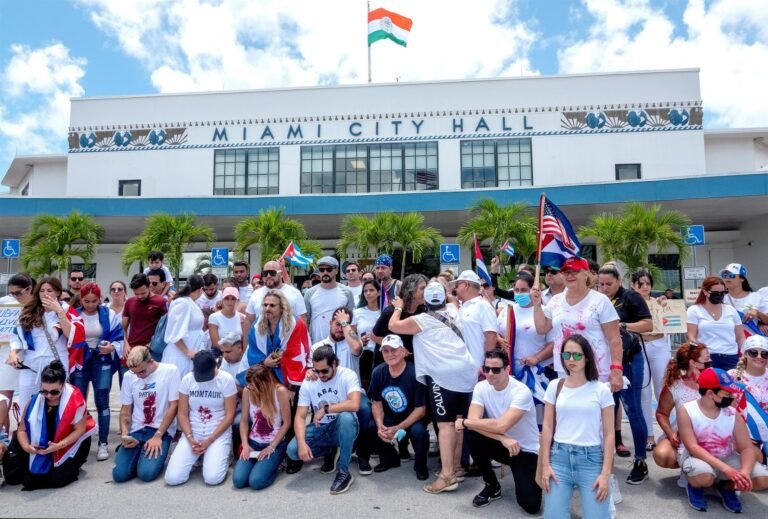 Hartos de esperar acción, los cubanos de Miami arremeten contra políticos