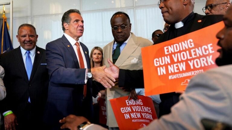 Gobernador de NY declara primera emergencia de desastre de la nación por violencia armada
