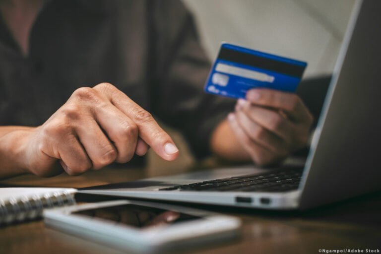 Alertan sobre estafas relacionadas con compra en línea de útiles escolares