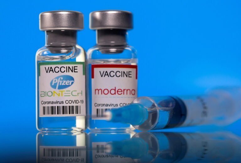 Aprueban tercera dosis de las vacunas de Pfizer y Moderna contra el COVID-19