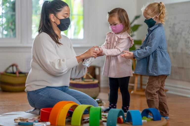 Aumento de casos de COVID-19 entre niños podría ser “solo el comienzo”