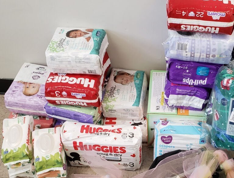 Donan pañales y suministros a familias necesitadas