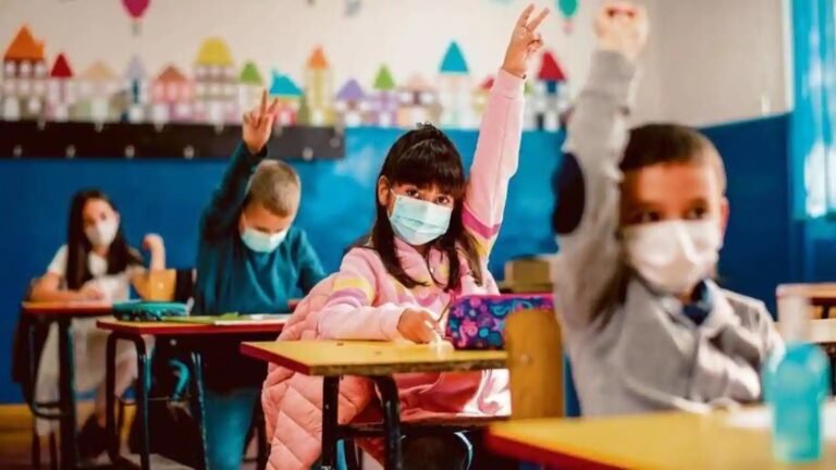 Escuelas toman decisiones mientras aumentan casos de COVID-19