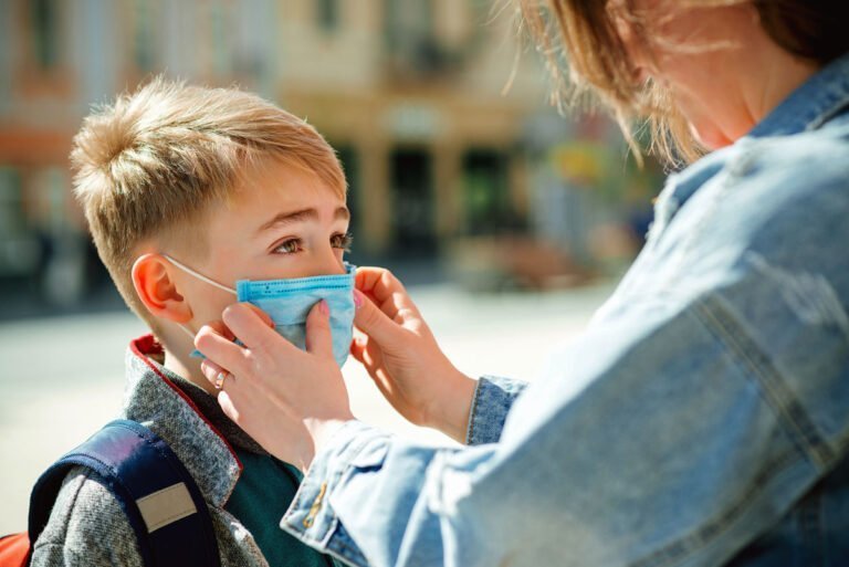 Estudio revela si uso de máscaras afecta a niños para reconocer las emociones