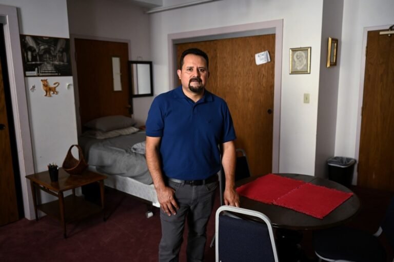 Inmigrante abandona iglesia santuario al concedérsele suspensión de la deportación