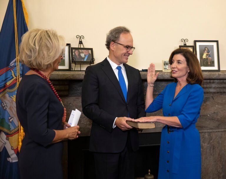 Kathy Hochul se convierte en la primera mujer gobernadora de Nueva York