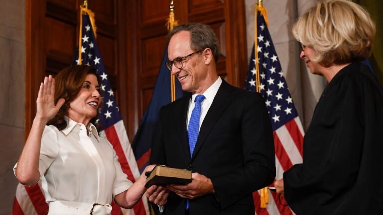 Kathy Hochul se convierte en la primera mujer gobernadora de Nueva York