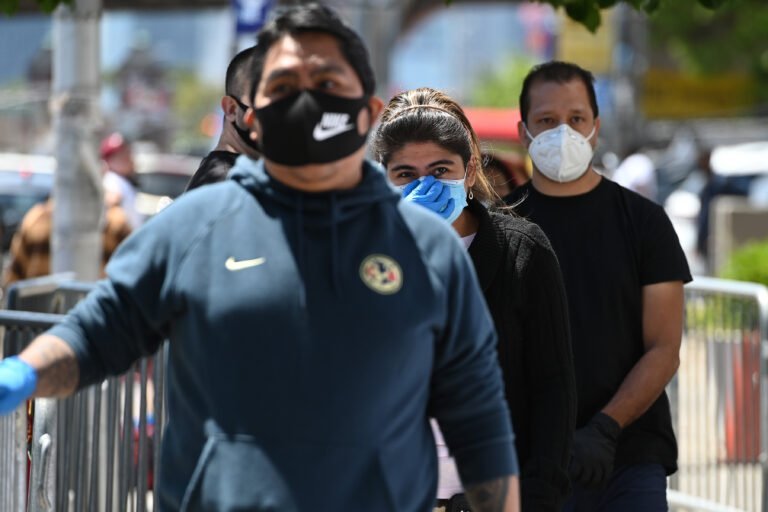 Lanzan anuncio en español para instar a hispanos a usar máscaras