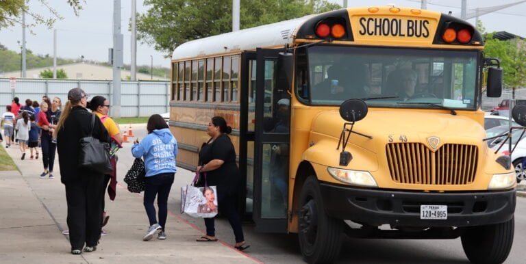Mandato de vacunas podría empeorar escasez de conductores de autobuses escolares