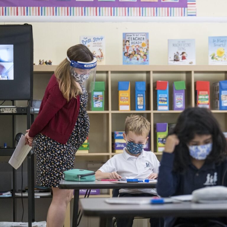 Personal escolar debe recibir la vacuna o realizarse pruebas semanales
