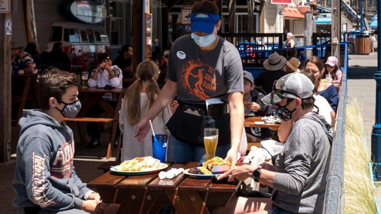 Restaurantes de CT podrían pedir prueba de vacunación a consumidores