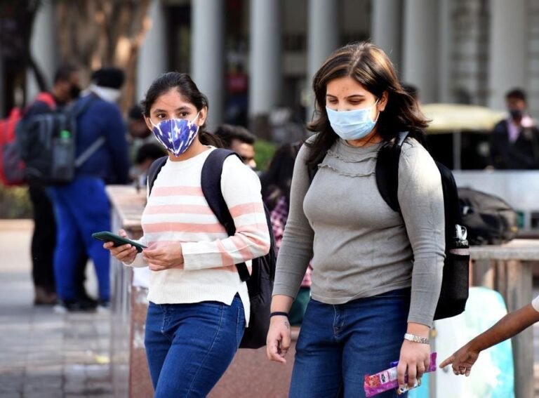 Universidad exigirá mascarillas para estudiantes y personal en interiores