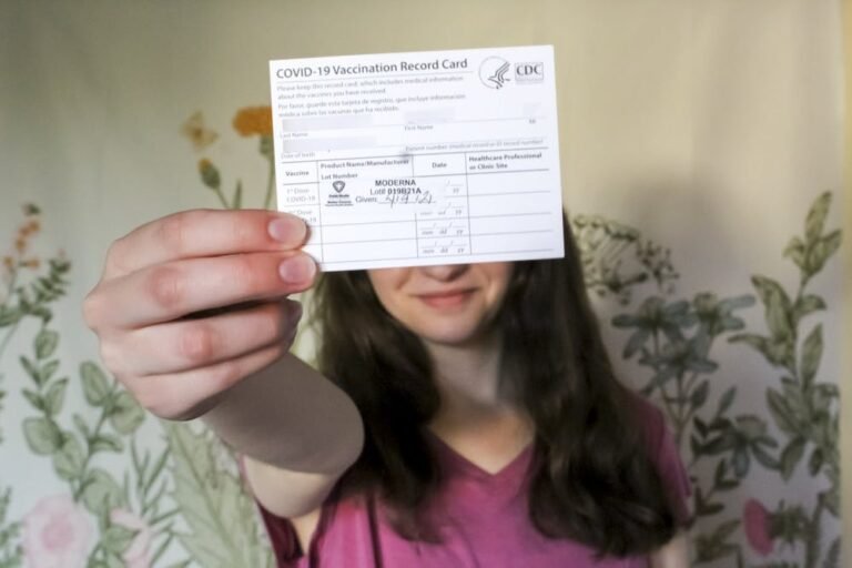 Universidades dependen de honestidad de estudiantes para verificar si están vacunados