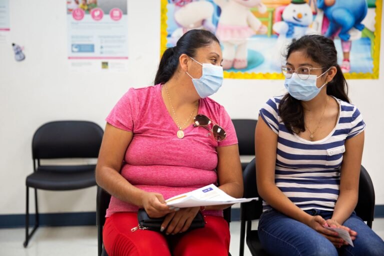 Beneficiarios de Medicaid se vacunan mucho menos contra COVID-19