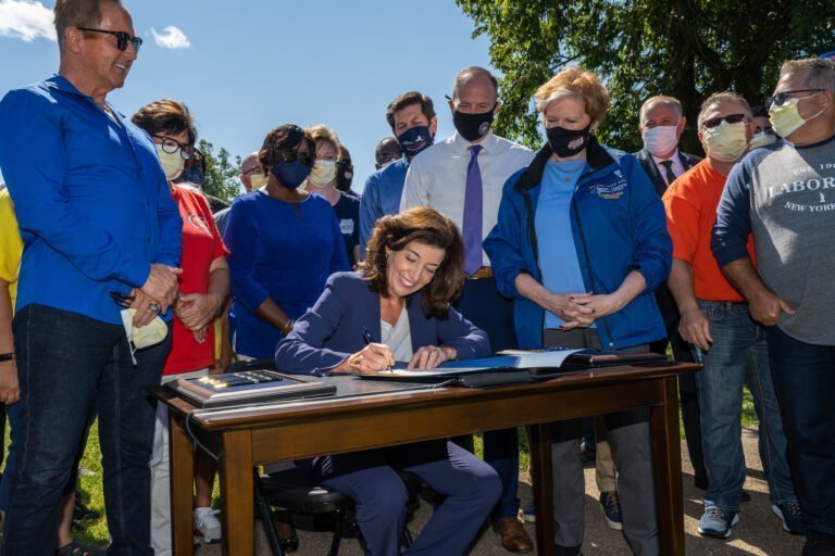 Firman cuatro leyes que protegen y benefician a trabajadores de NY