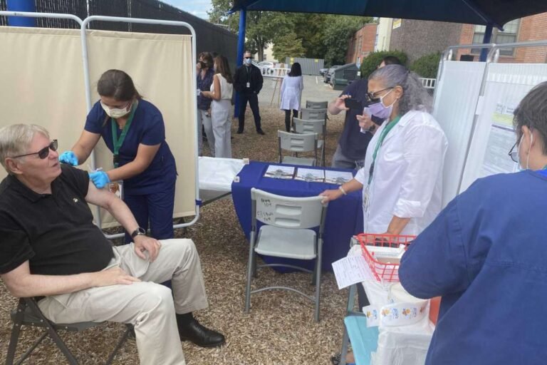 Autoridades alientan a familias a vacunarse contra la gripe