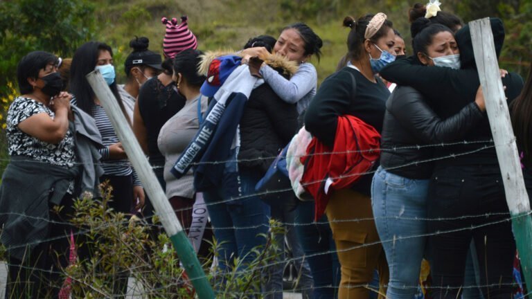 Policía lucha por controlar cárcel de Ecuador tras masacre que dejó 116 presos muertos
