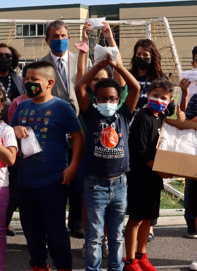 Condado distribuye máscaras a niños en New Rochelle