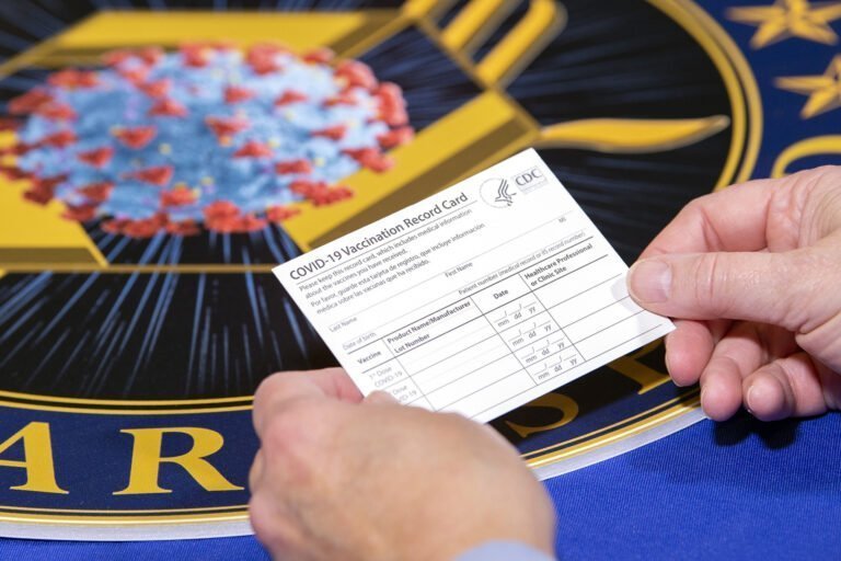 Continúa advertencia sobre venta de tarjetas de vacunas falsas
