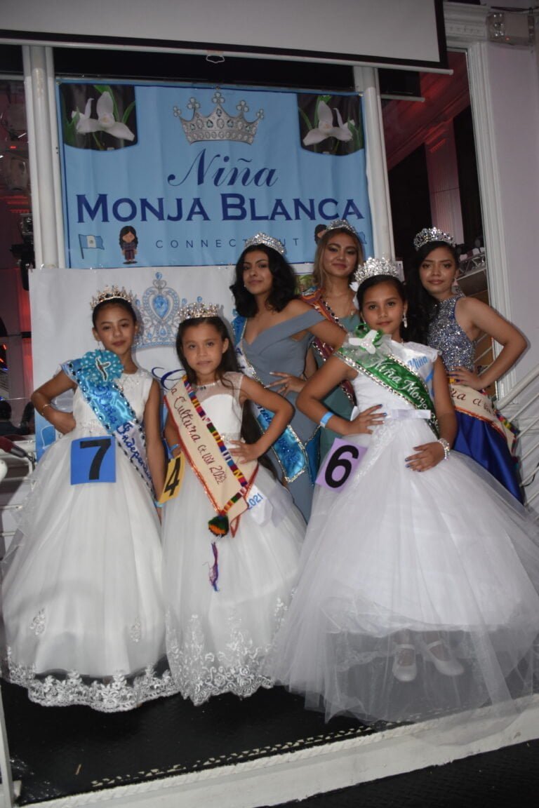 Coronan a reinas y eligen a niña “Monja Blanca”