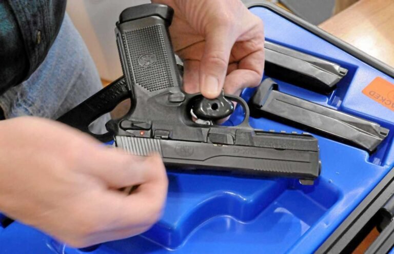 Demandan a 4 jefes de policía por negar permiso de armas